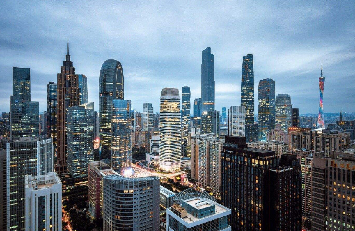 以建筑产业升级为目标，推动智慧工地发展，助推建筑产业互联网平台建设