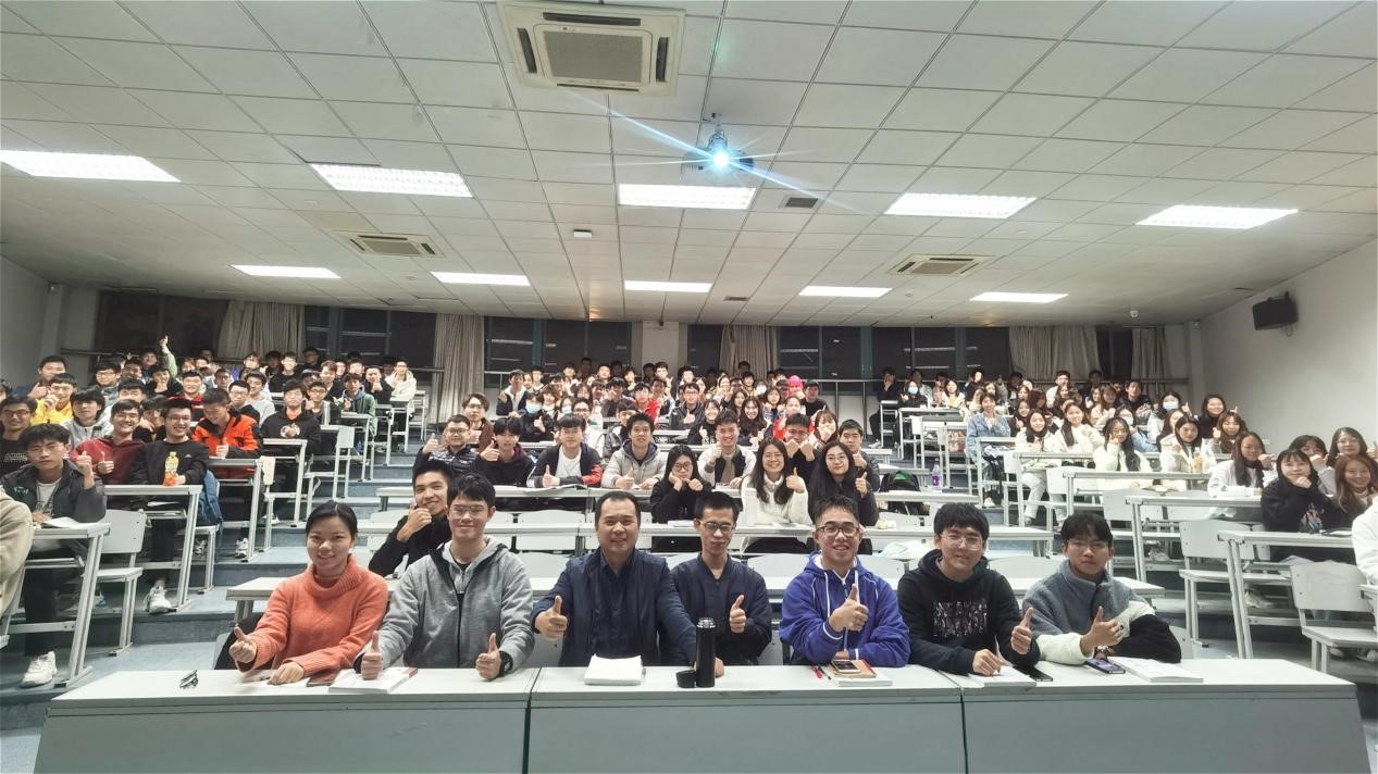 “先做人，后做事！”佛山市创新创业导师、全球共德董事长周泳锋为佛大莘莘学子带来高质量创业指导