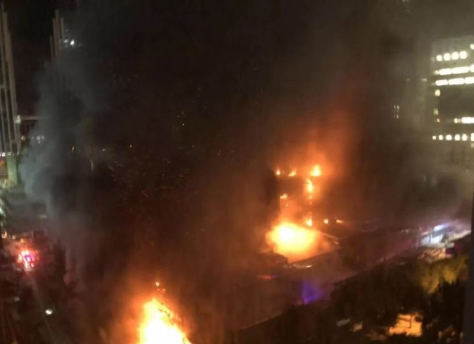 济南一工地凌晨火光冲天浓烟滚滚，一塔吊倒塌为火灾发生主要原因？