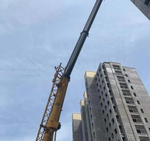 8月末4起塔吊事故！海宁盐官一工地塔吊倒塌！塔吊司机谁来保护？