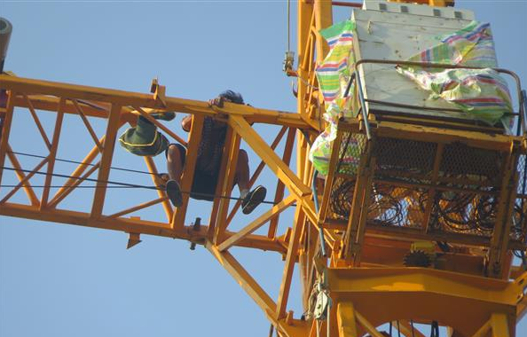 一男子因孩子上学讨要工资未遂欲跳塔吊自杀！农民工如何正确维权？