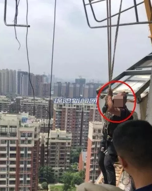 四川绵阳江油一工地塔吊发生折断倒塌，塔吊远程监控系统能避免超载