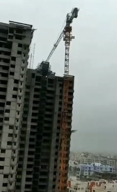 印度塔吊被台风掀翻可以避免，配置塔吊监控系统可防止事故发生