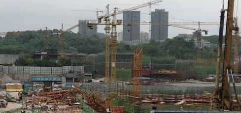 贵阳一工地塔吊倒塌，塔吊驾驶员双重监管系统必须普及