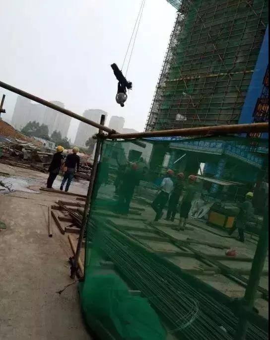 不敢信！塔机吊钩倒悬活人，这类悲剧如何规避